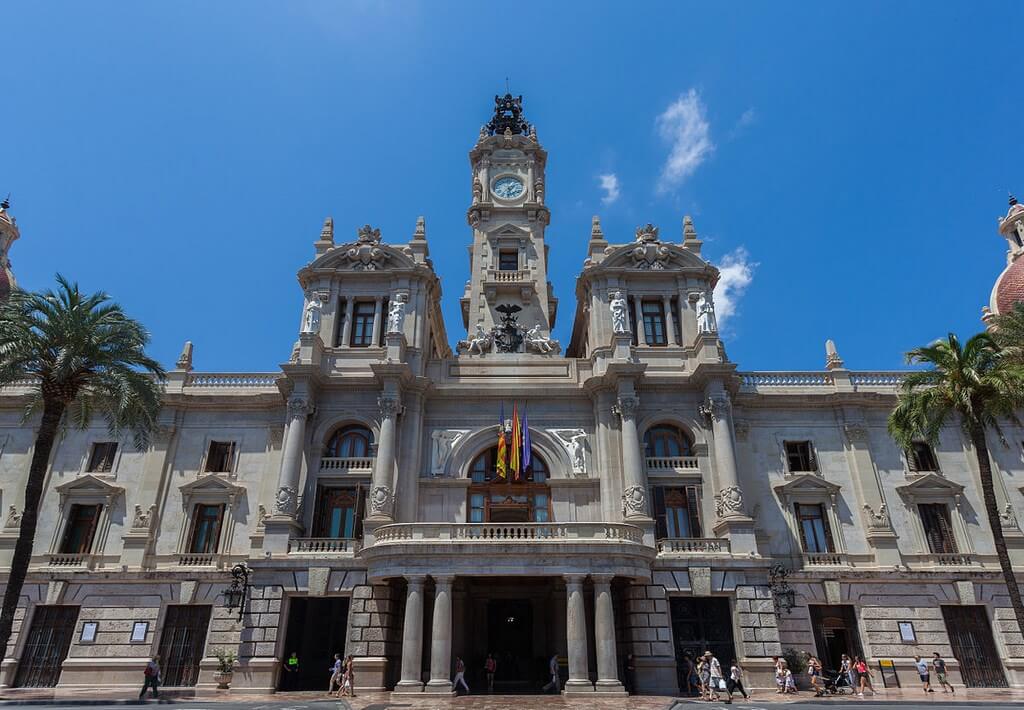Здание городской ратуши Валенсии (el Ayuntamiento de Valencia) находится на главной площади города (la Plaza del Ayuntamiento) и знаменито своим фасадом.
