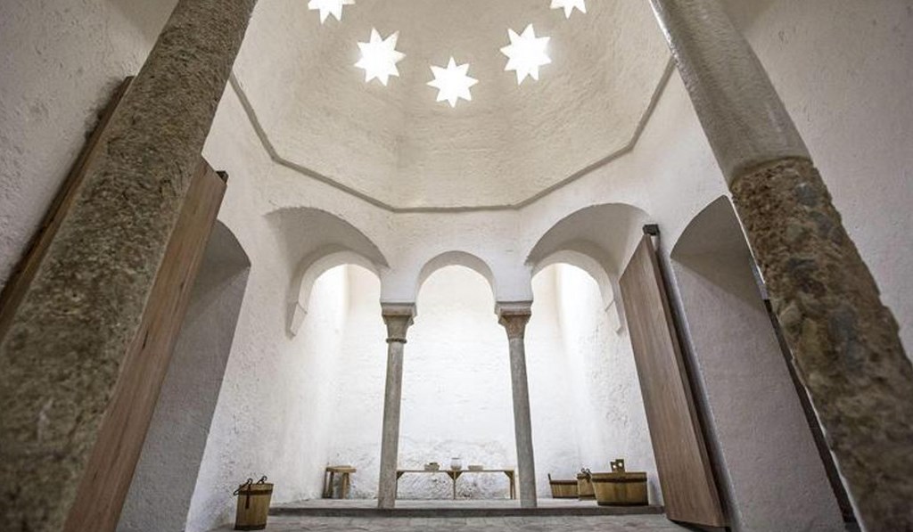 Уникальные Адмиральские бани, сохранившиеся с испанского средневековья, являются одной из скрытых достопримечательностей Валенсии.
