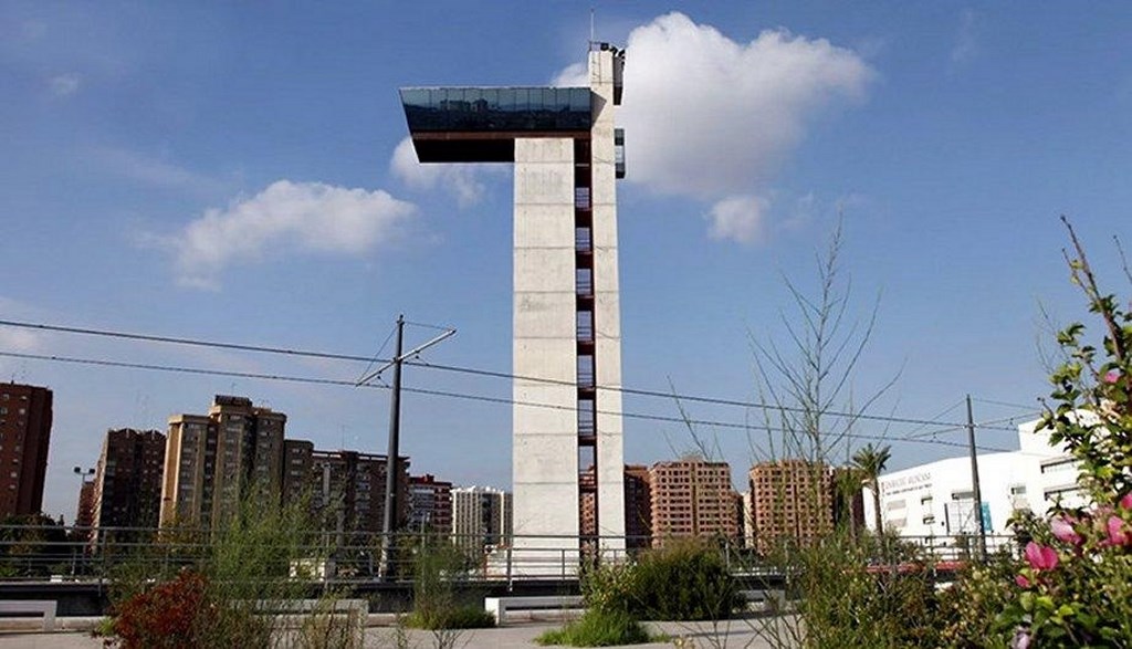 Башня Мирамар (Miramar) в Валенсии получила прозвище «обзорной площадки, с которой ничего не видно», так как она была закрыта через 3 месяца после открытия.