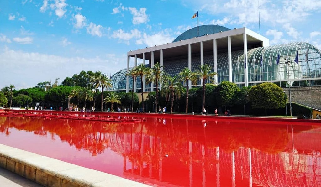 Почему вода в фонтане у Дворца Музыки в Валенсии красная?