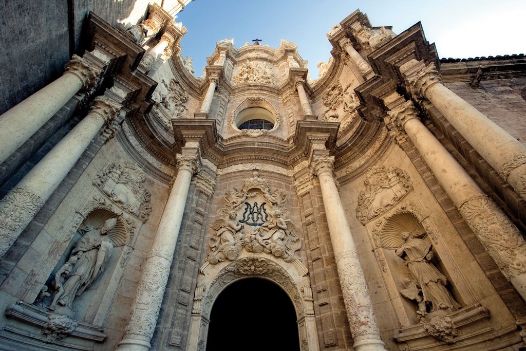 Кафедральный собор Валенсии является главной достопримечательностью города. Но помимо своей красоты, какие ещё интересные вещи он хранит в себе?