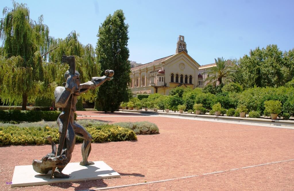 Уникальный по красоте сад Гесперид (El jardín de las Hespérides) находится в самом центре исторической части Валенсии, рядом с парком Турия.