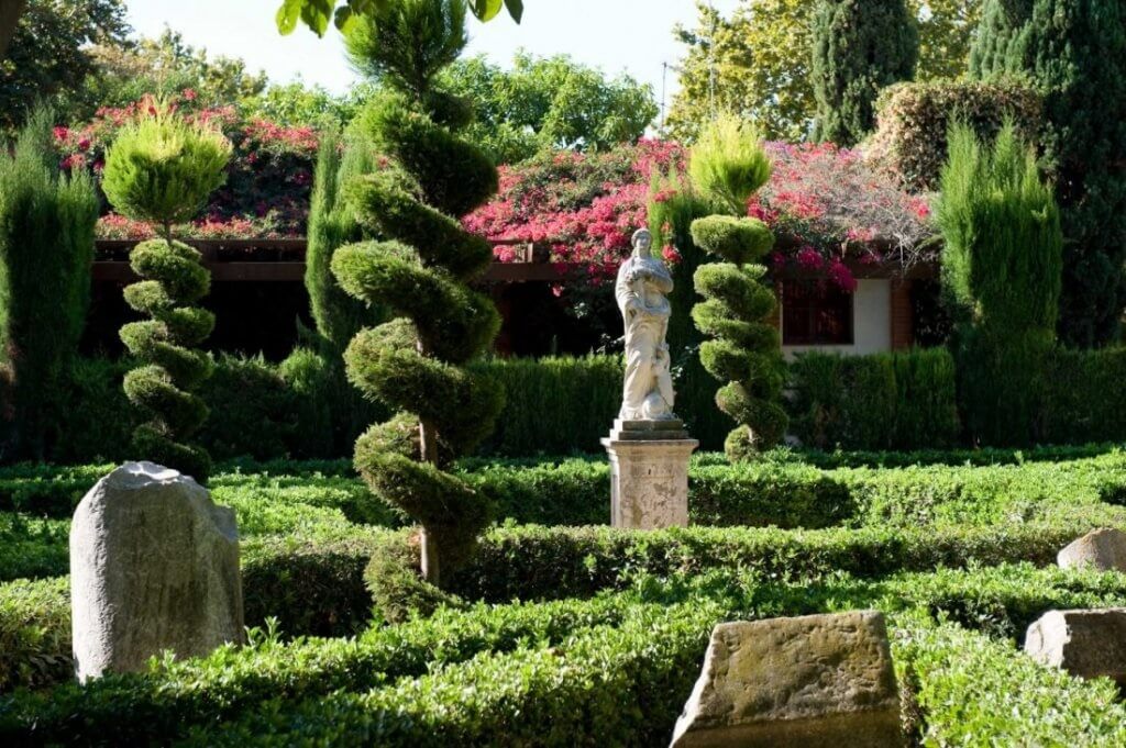 Королевские сады «Виверос» в Валенсии (Jardines de Viveros) являются живыми свидетелями истории города, основаны арабскими завоевателями и разрешены Наполеоном 