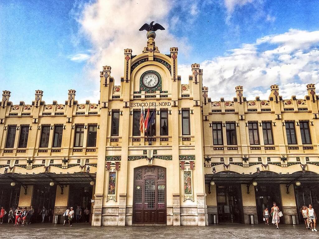 В 2017 году Северный вокзал Валенсии отметил своё столетие. Несмотря на возраст он восхищает своей уникальной красотой, в которую невозможно не влюбиться.