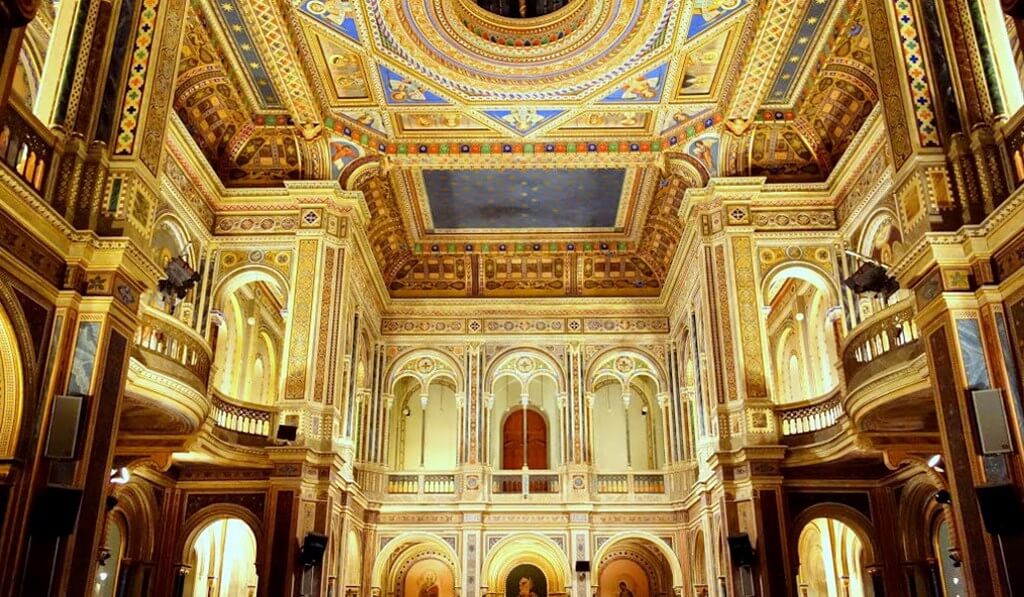 Мало кто знает, что Благотворительный культурный центр в Валенсии скрывает в своих интерьерах потрясающий красоты византийский купол. Бесплатные концерты