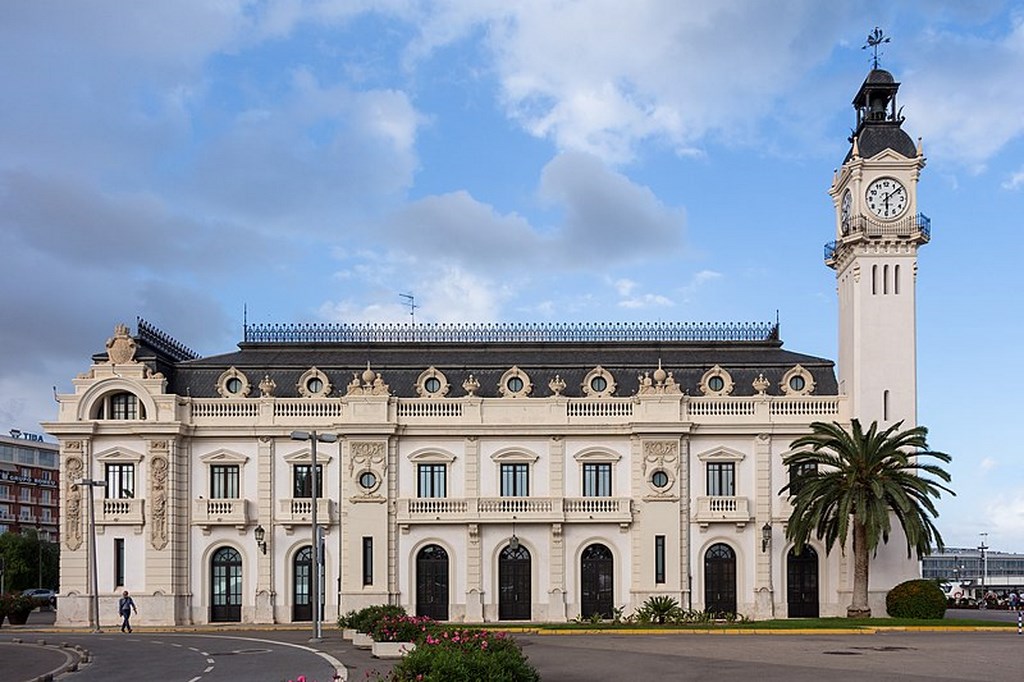 Прогуливаясь по морскому порту Валенсии, трудно не остановится и не залюбоваться великолепным белоснежным зданием с часами - (El Edificio del Reloj) в Валенсии.