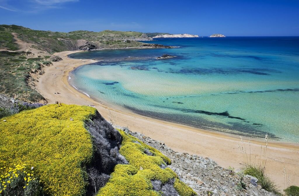 Даже после наступления осени вы всё ещё можете наслаждаться лучшими пляжами Валенсии для променадов, занятий бегом, йогой или отдыха на свежем воздухе.
