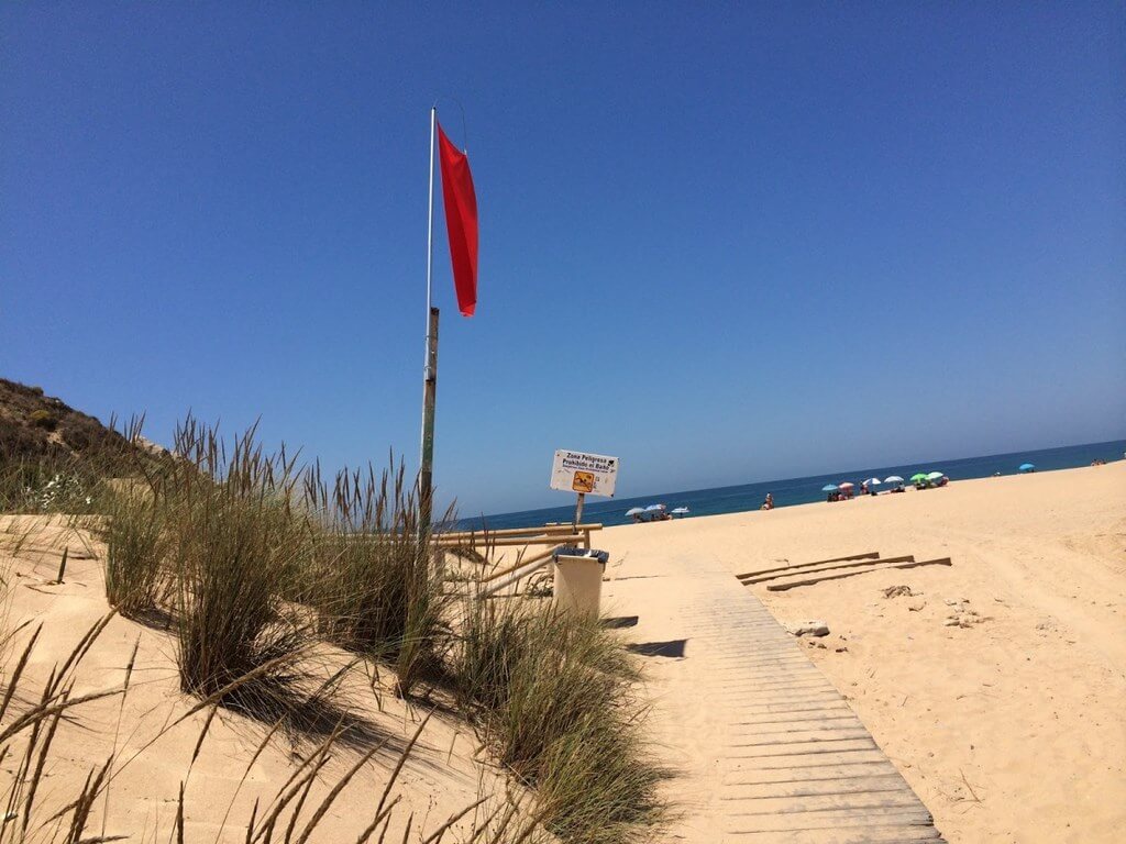 Отбойное течение - одно из самых опасных явлений на пляжах Валенсии в Испании. Как его определить и как спастись из зоны действия отбойного течения в Валенсии.
