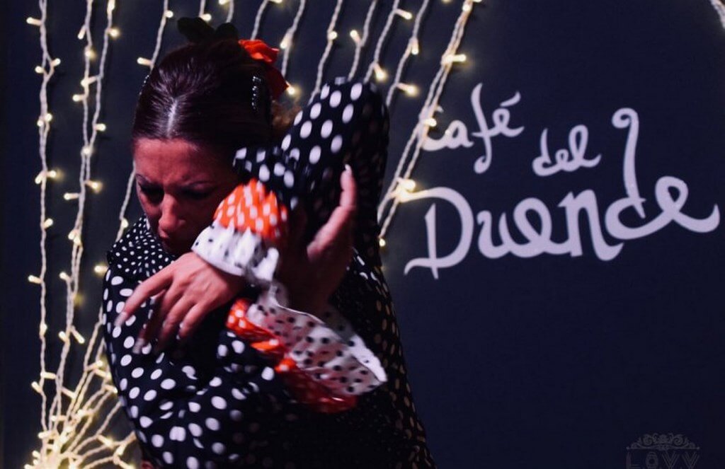 Если вы хотите приобщиться к искусству испанского танца и посмотреть лучшие шоу фламенко, то вам стоит посетить Театр фламенко «Café del Duende» в Валенсии.