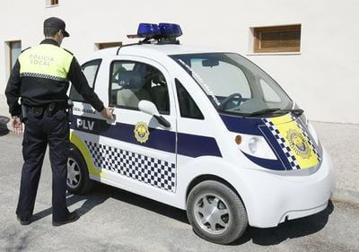 Policia Municipal или Local (городская полиция), в Барселоне - Guardia Urbana. 