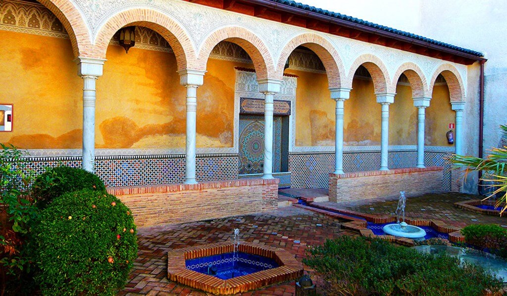 Говоря о дворце графов Сервельон в Валенсии, его неизбежно сравнивают с известным шедевром арабской архитектуры - Альгамброй в испанском городе Гранада. 