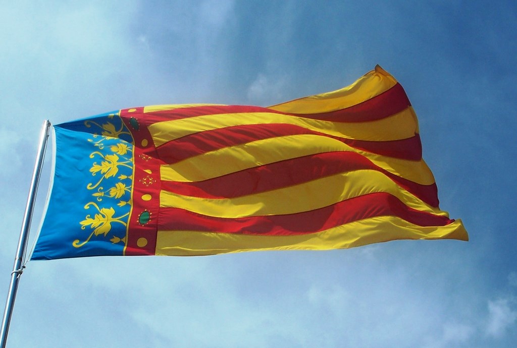 Флаг Валенсийского Сообщества «Real Señera» с красными и жёлтыми полосами является одним из символов гордости и самоидентификации валенсийского народа.