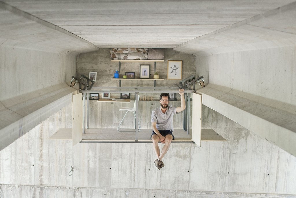 Валенсийский дизайнер Фернандо Абельянас (Fernando Abellanas), в прямом смысле поселился под мостом. Но виной тому не бедность, а креативность!