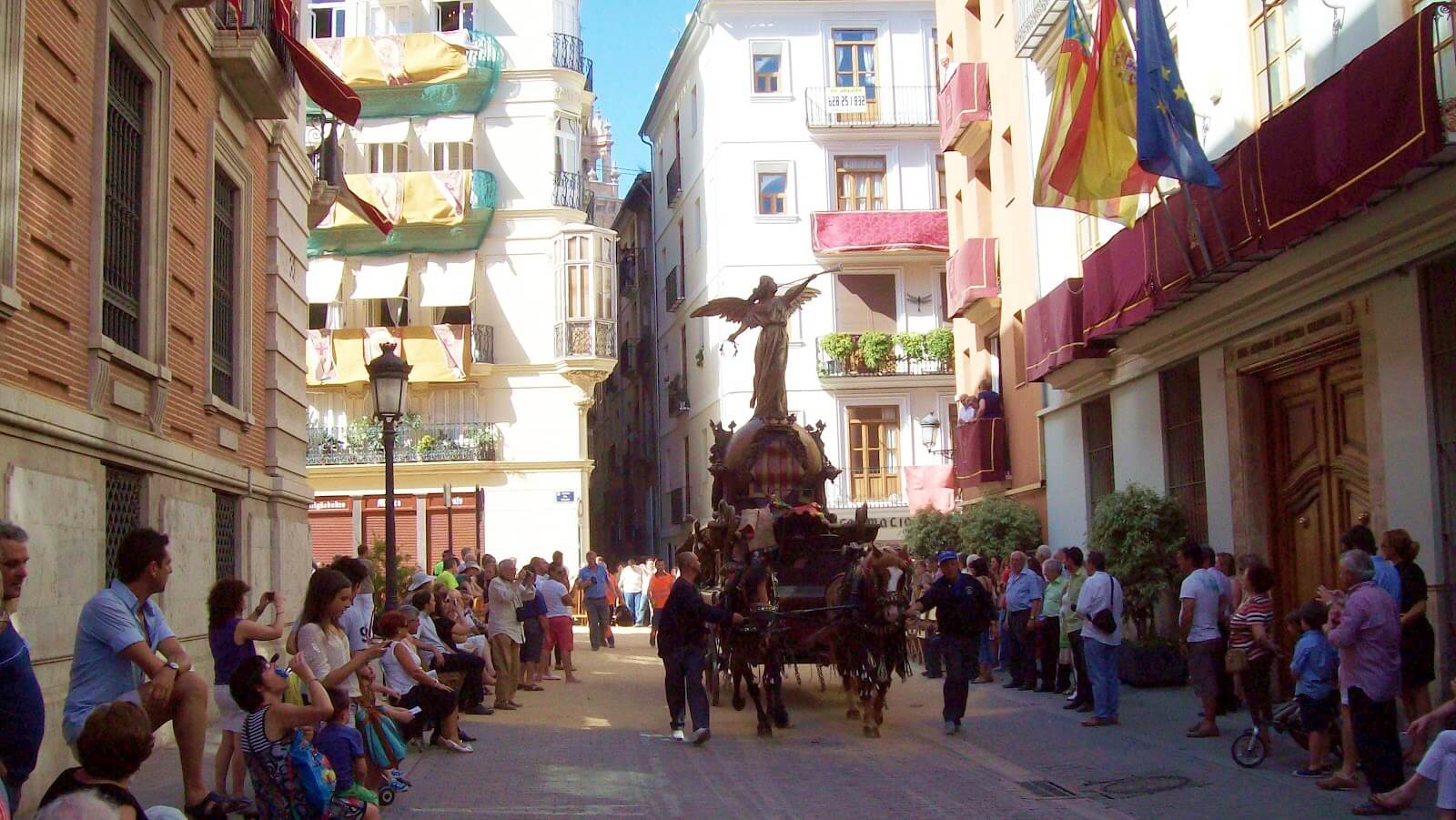 Колесницы на Процессии Сущности Христа в городе Валенсия, праздник Валенсии