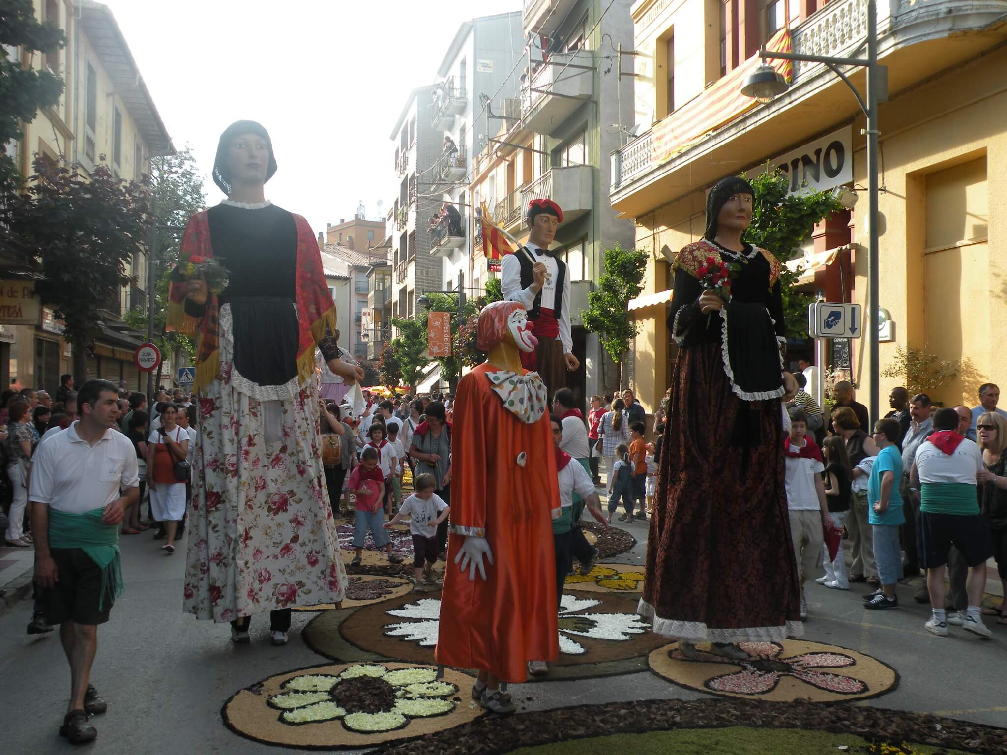 Танцы Карлики и Гиганты на Процессии Сущности Христа в городе Валенсия