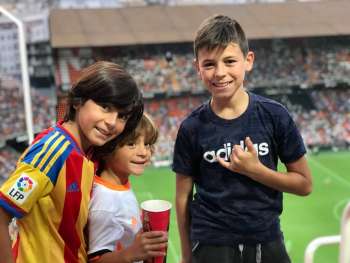 Ежегодно профессиональные академии при футбольных клубах в Валенсии проводят пробы для молодых футболистов, желающих получить игровой опыт в Испании.